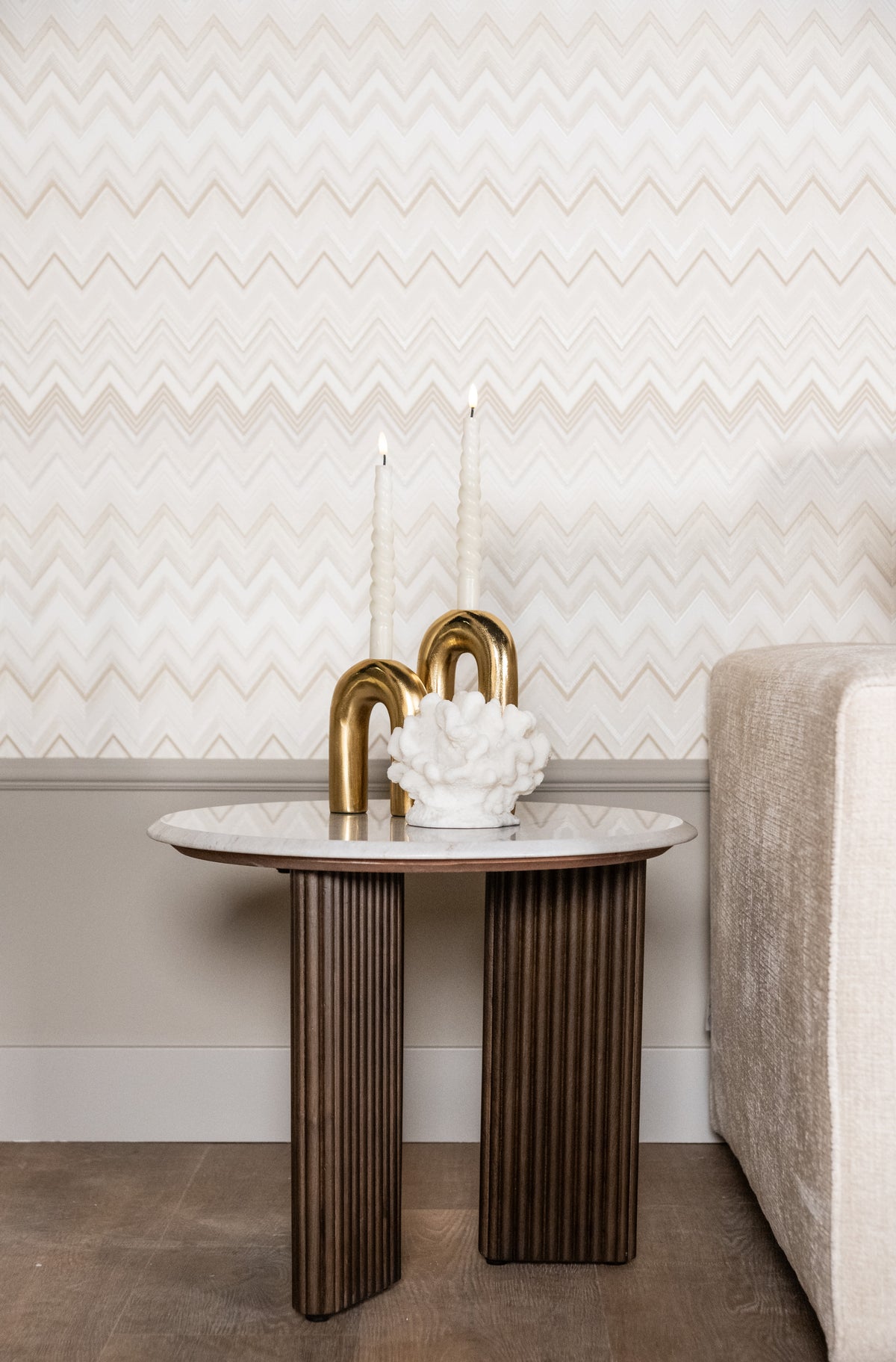 Bijzettafel Mayfield bruin mangohout, vooraanzicht in een interieur