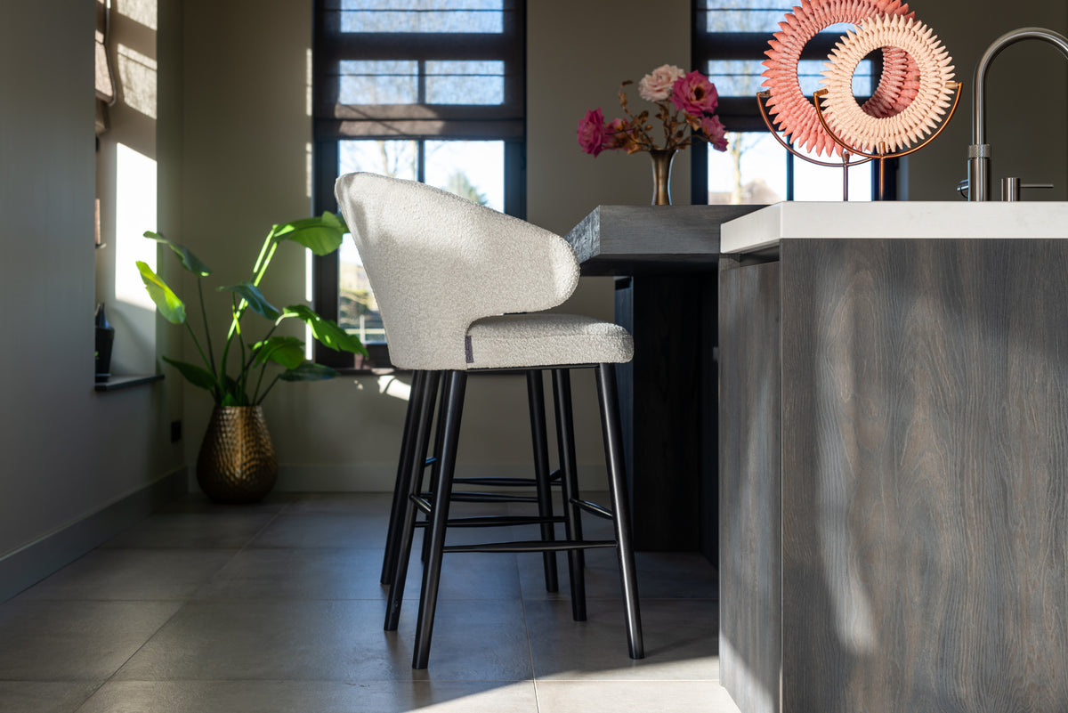 Barstoel Indigo wit bouclé, schuin vooraanzicht in een interieur
