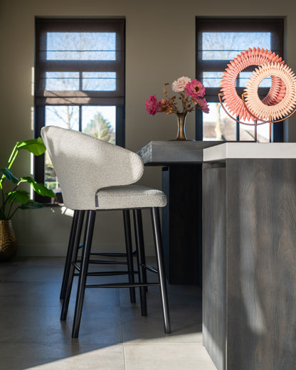 Barstoel Indigo wit bouclé, schuin vooraanzicht in een interieur