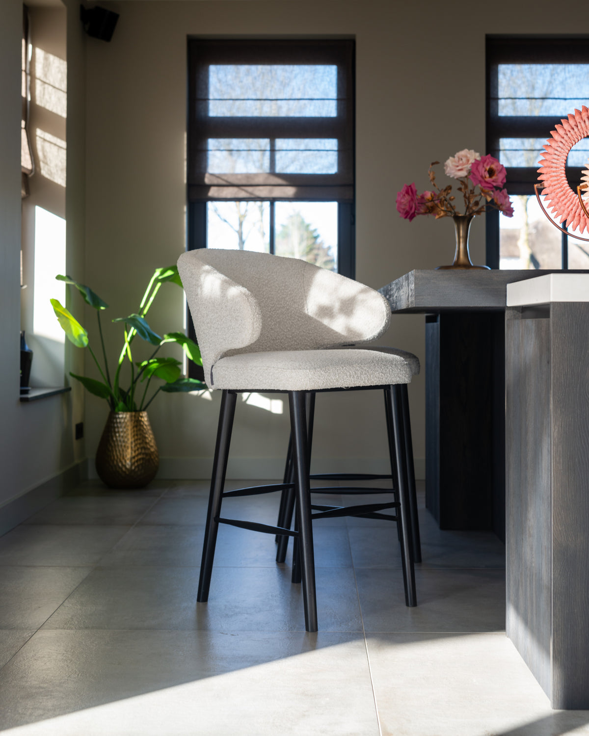 Barstoel Indigo wit bouclé, schuin vooraanzicht in een interieur