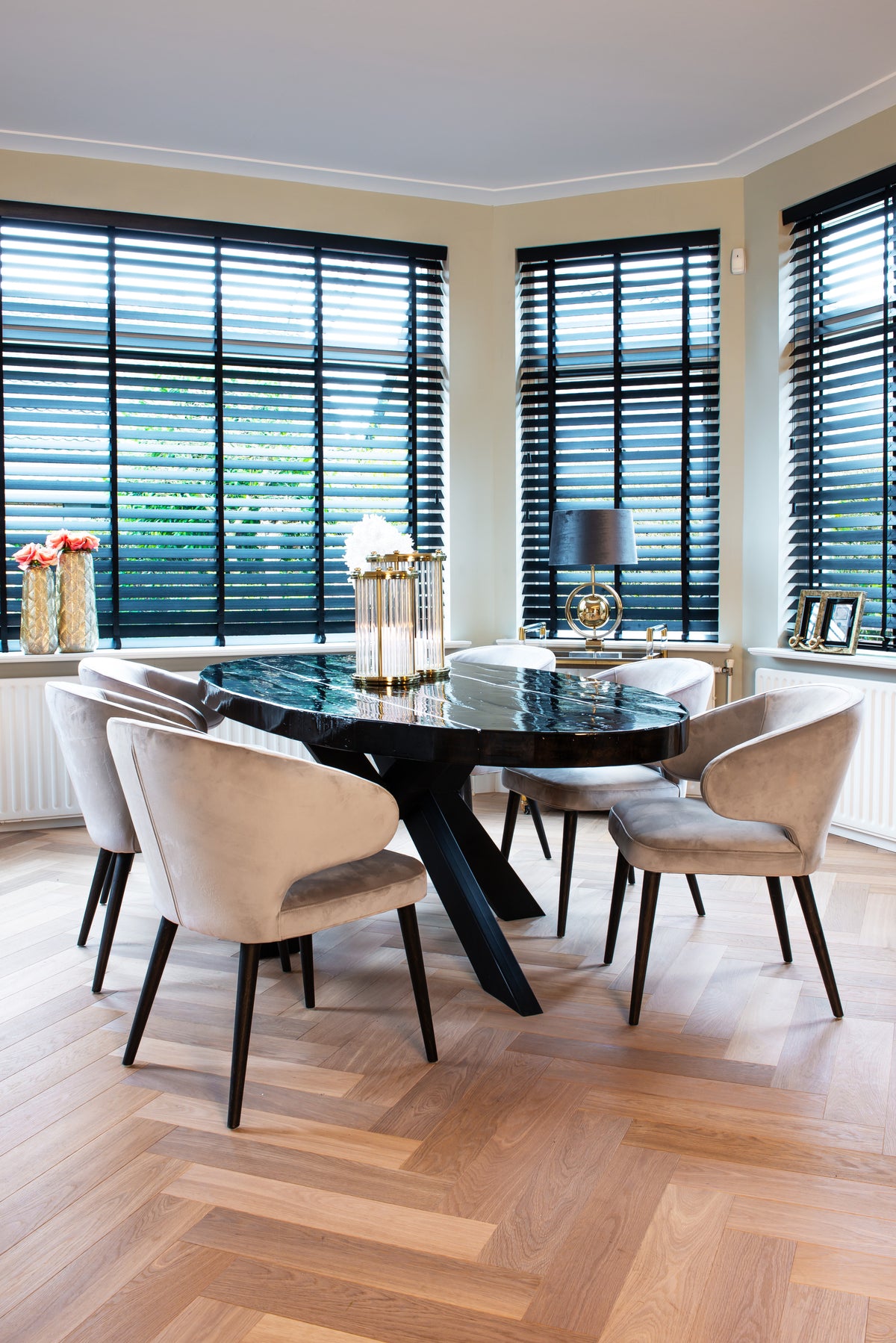 Eetkamerstoel Indigo khaki velvet in een interieur