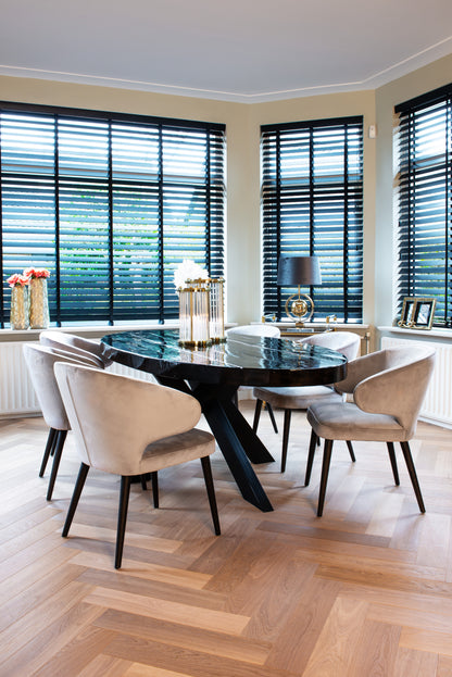 Eetkamerstoel Indigo khaki velvet in een interieur