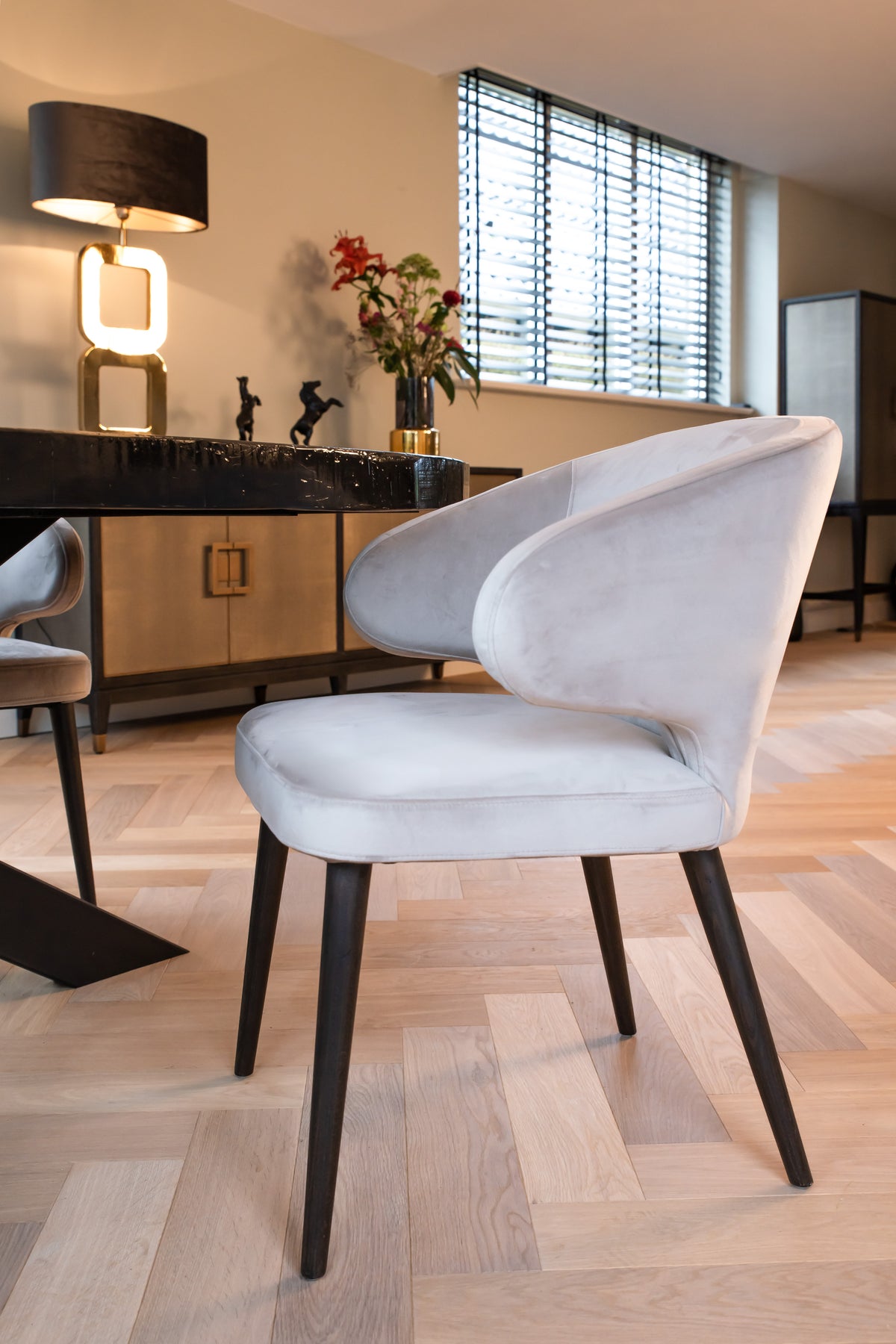 Eetkamerstoel Indigo khaki velvet, schuin vooraanzicht in een interieur