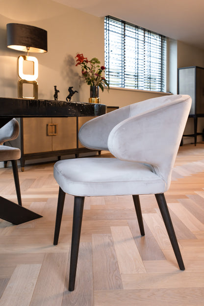 Eetkamerstoel Indigo khaki velvet, schuin vooraanzicht in een interieur