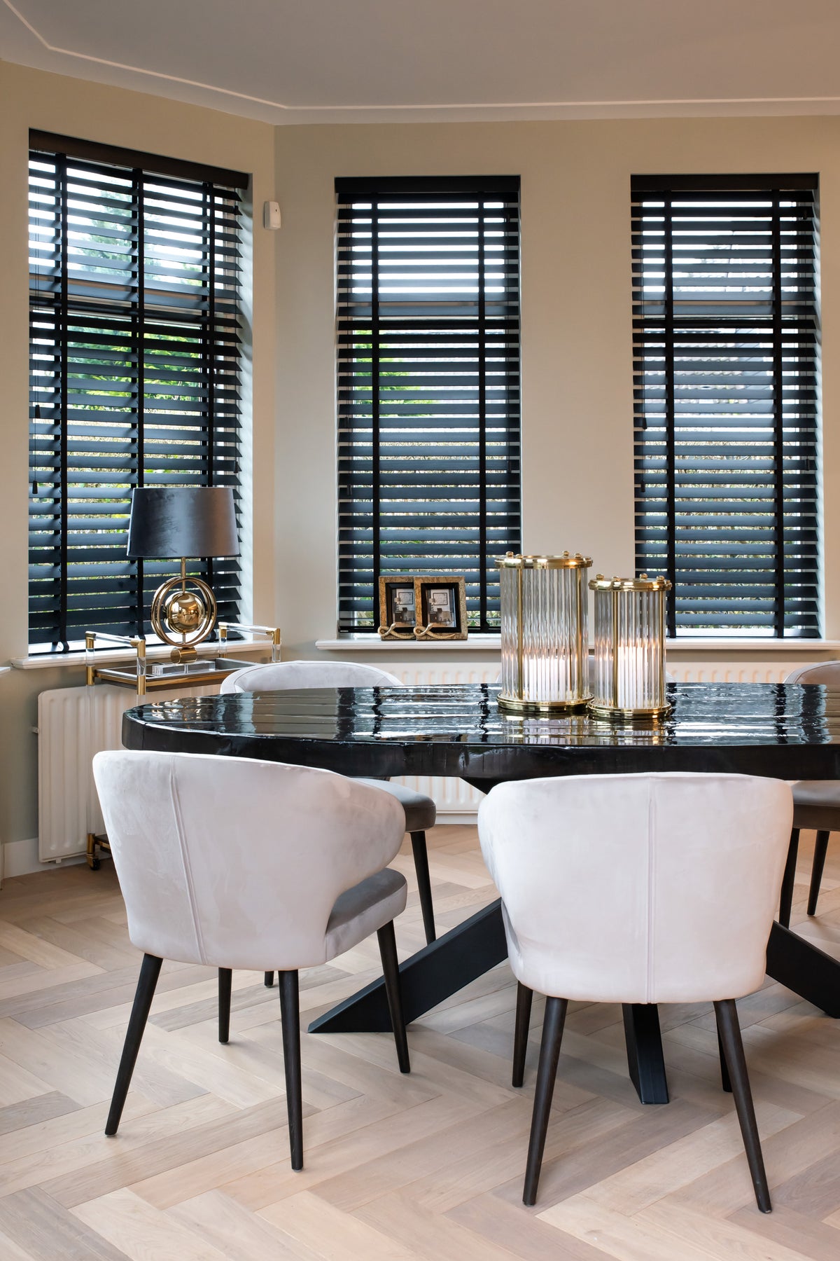 Eetkamerstoel Indigo khaki velvet in een interieur
