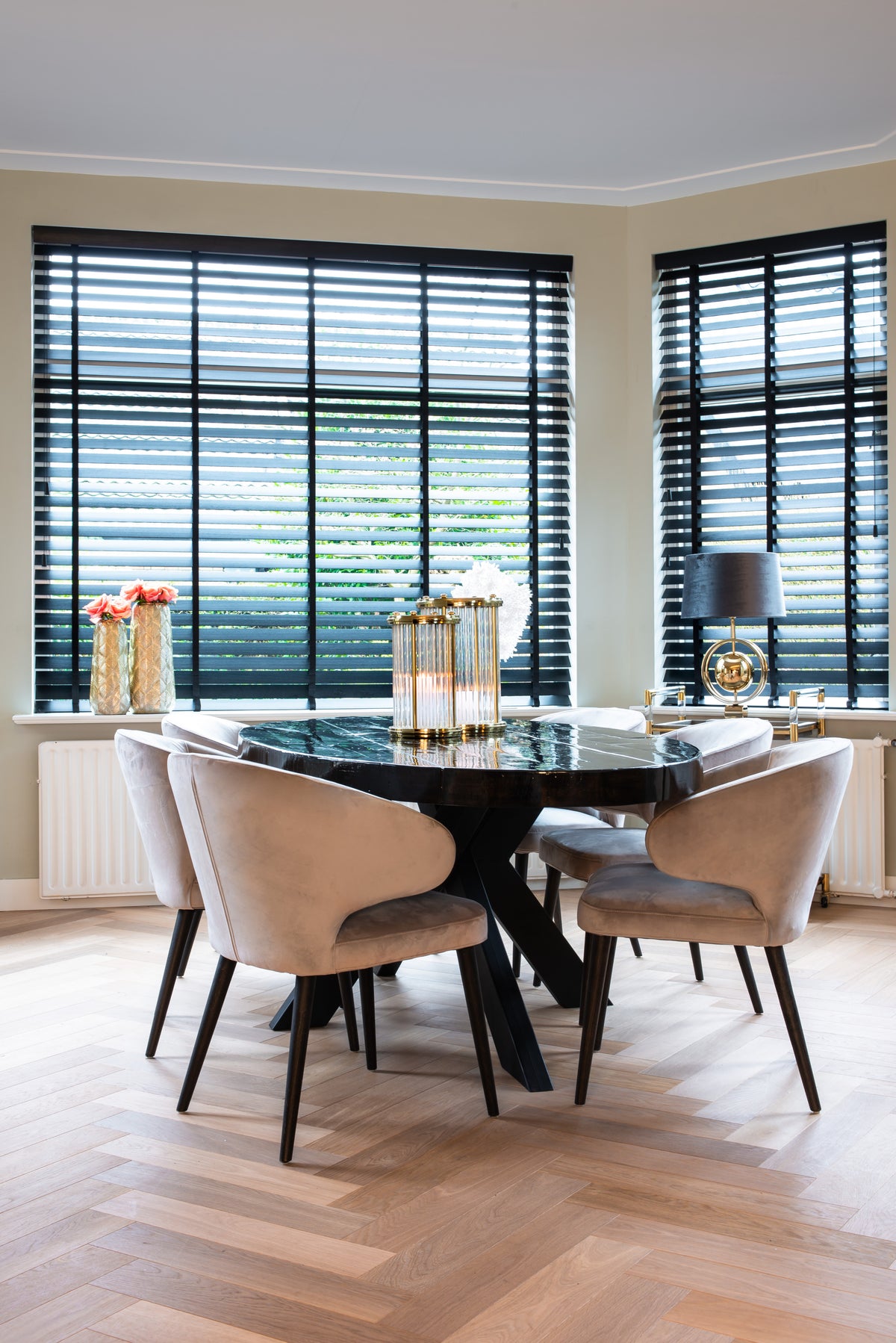 Eetkamerstoel Indigo khaki velvet in een interieur