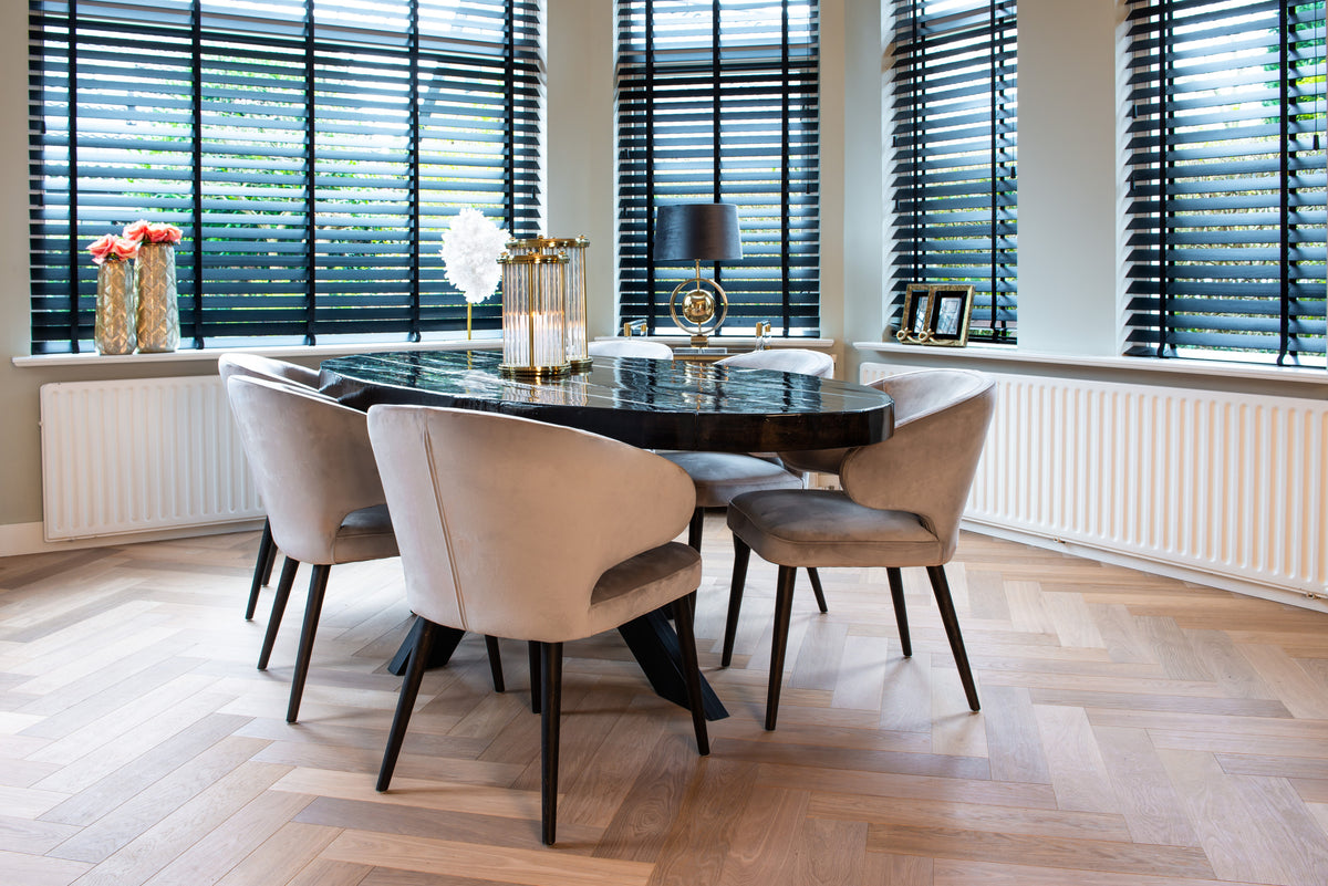 Eetkamerstoel Indigo khaki velvet in een interieur