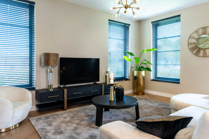 TV-Meubel Cambon bruin eikenhout in een interieur