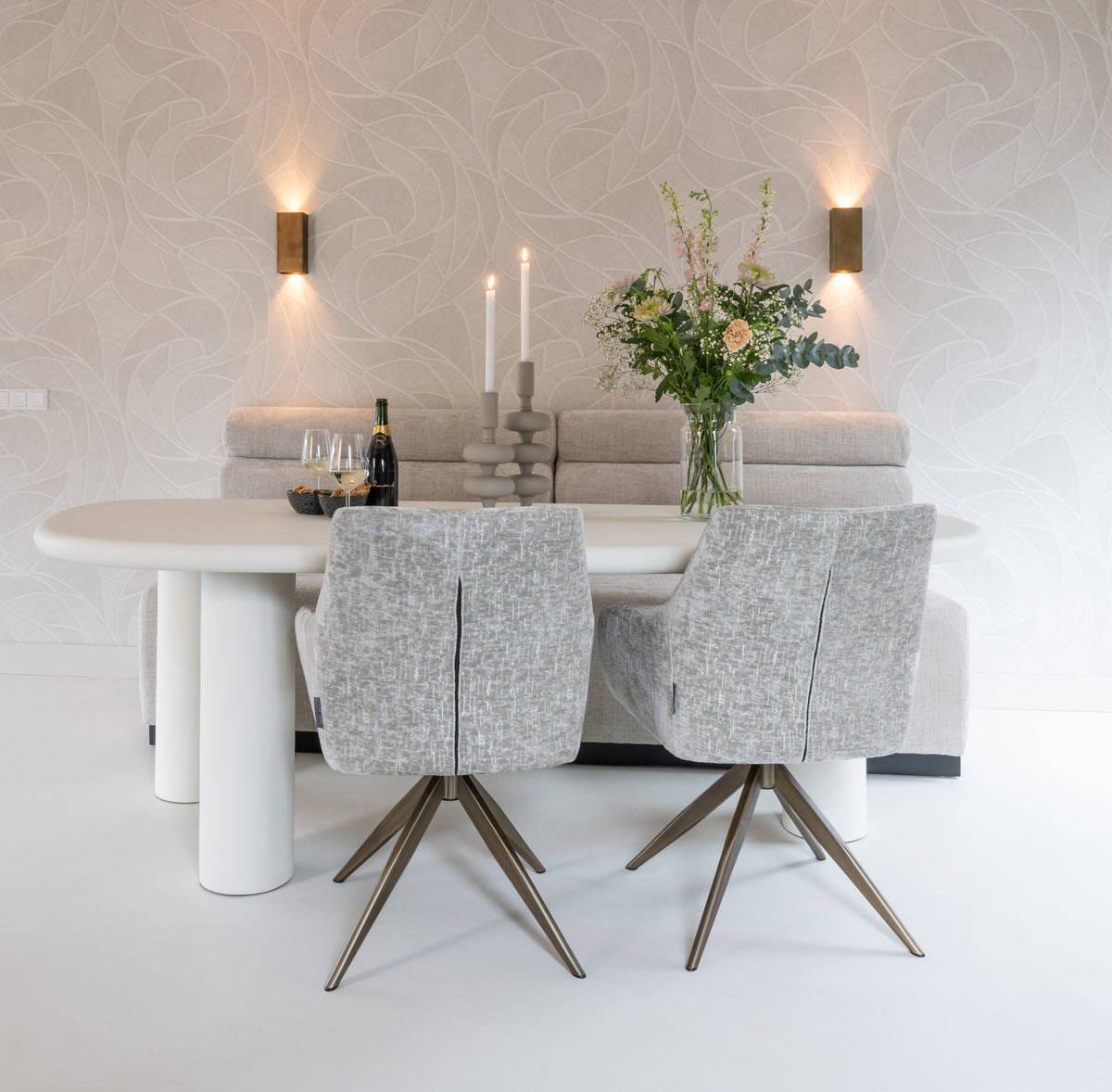Eettafel Bloomstone organisch in een interieur