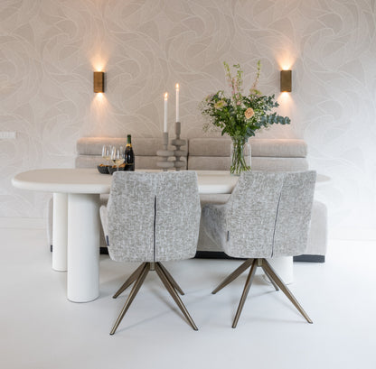 Eetkamerstoel Lisonne beige chenille in een interieur