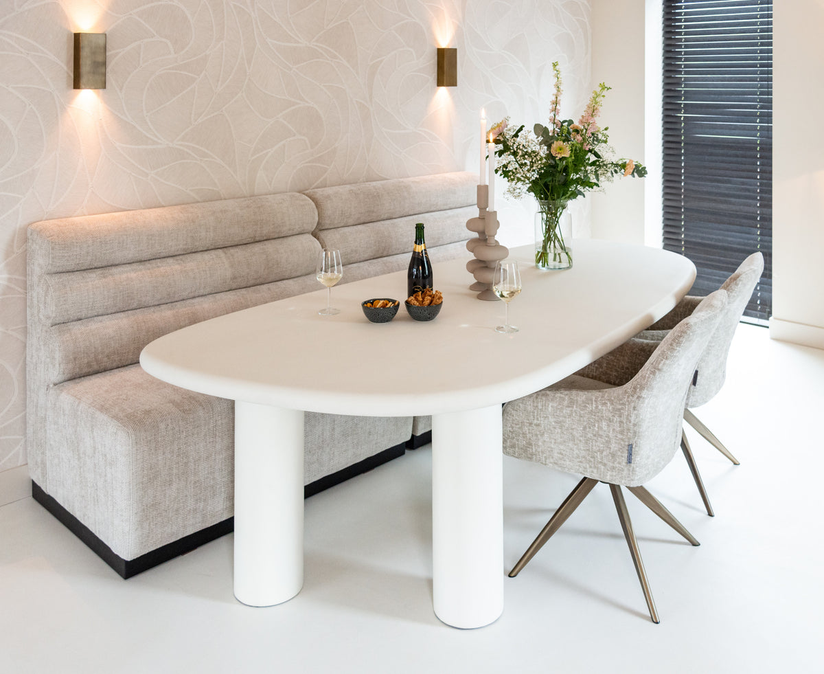 Eetkamerstoel Lisonne beige chenille, schuin vooraanzicht in een interieur