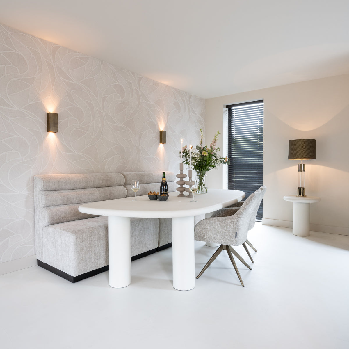 Eetkamerstoel Lisonne beige chenille, schuin vooraanzicht in een interieur