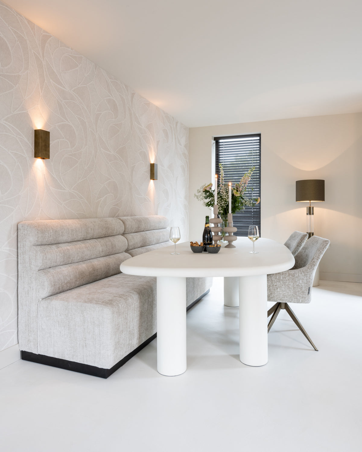Bijzettafel Bloomstone wit, schuin vooraanzicht in een interieur