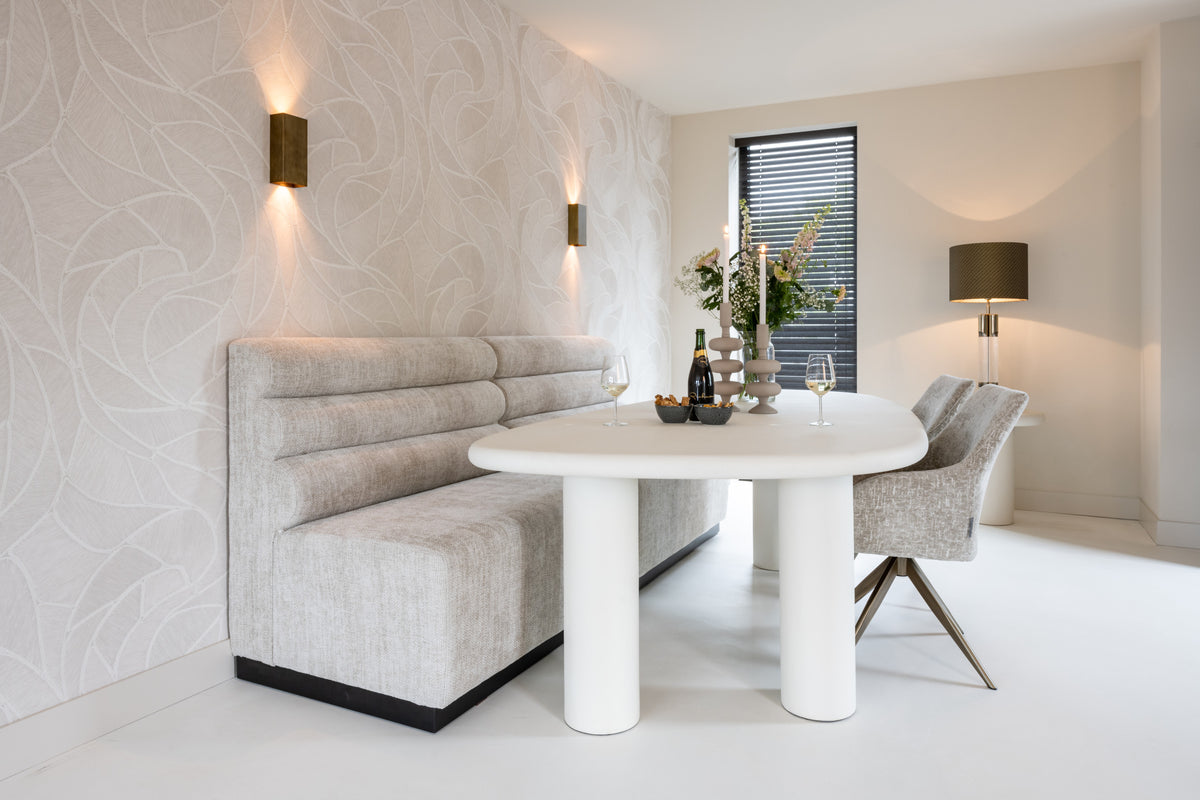 Eetkamerstoel Lisonne beige chenille, schuin vooraanzicht in een interieur