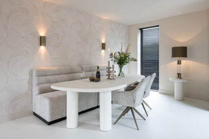 Eetkamerstoel Lisonne beige chenille, schuin vooraanzicht in een interieur