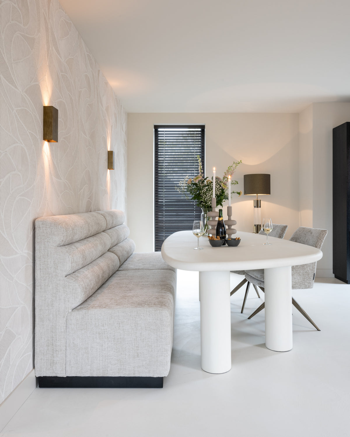 Eettafel Bloomstone organisch in een interieur