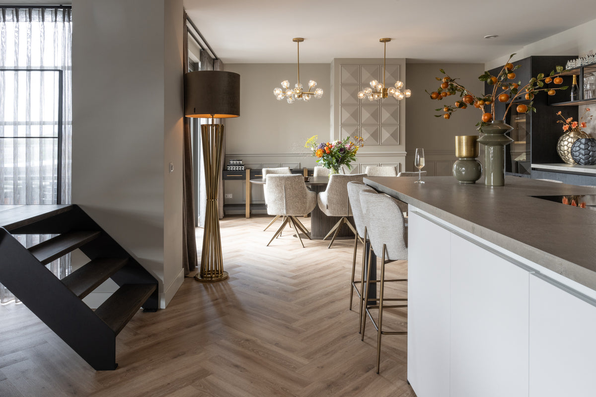 Eetkamerstoel Lisonne beige chenille in een interieur