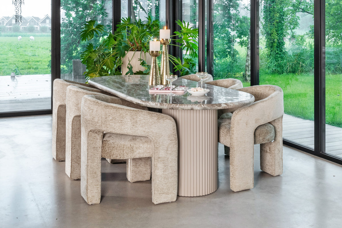 Eetkamerstoel Belle zand stof in een interieur