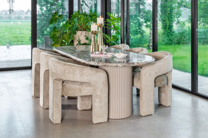 Eetkamerstoel Belle zand stof in een interieur