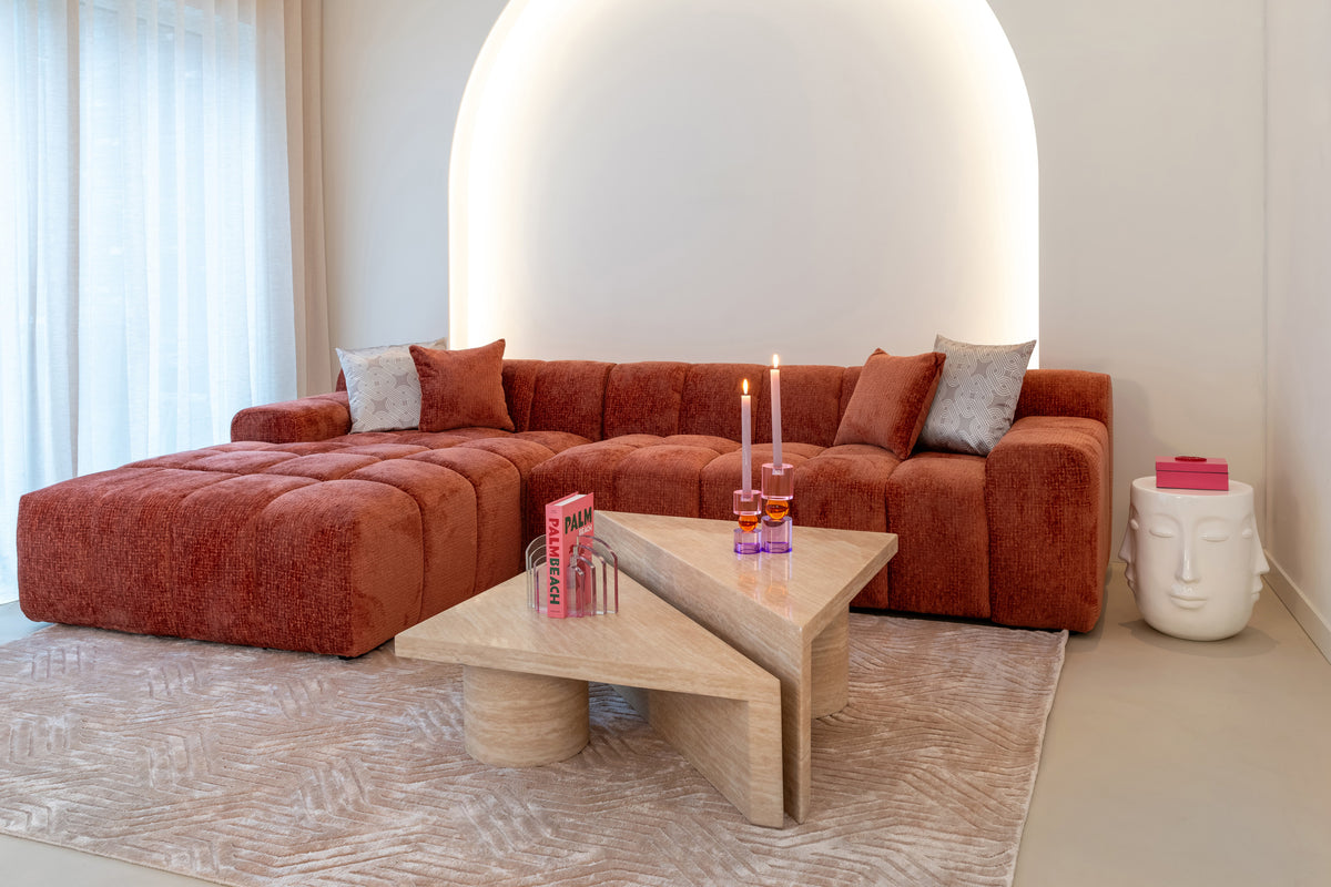 Salontafel Fictus beige travertin, schuin vooraanzicht in een interieur