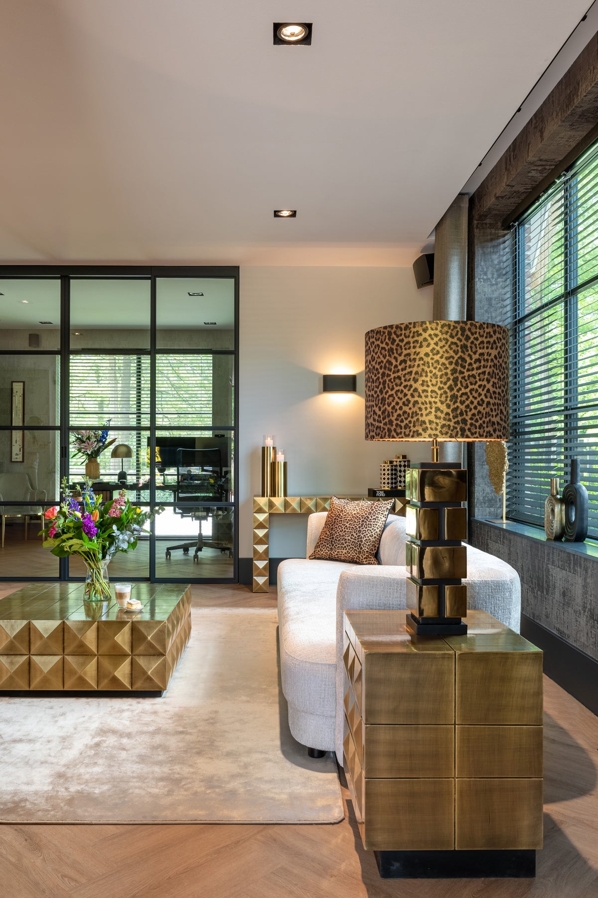 Salontafel Collada brushed gold in een interieur