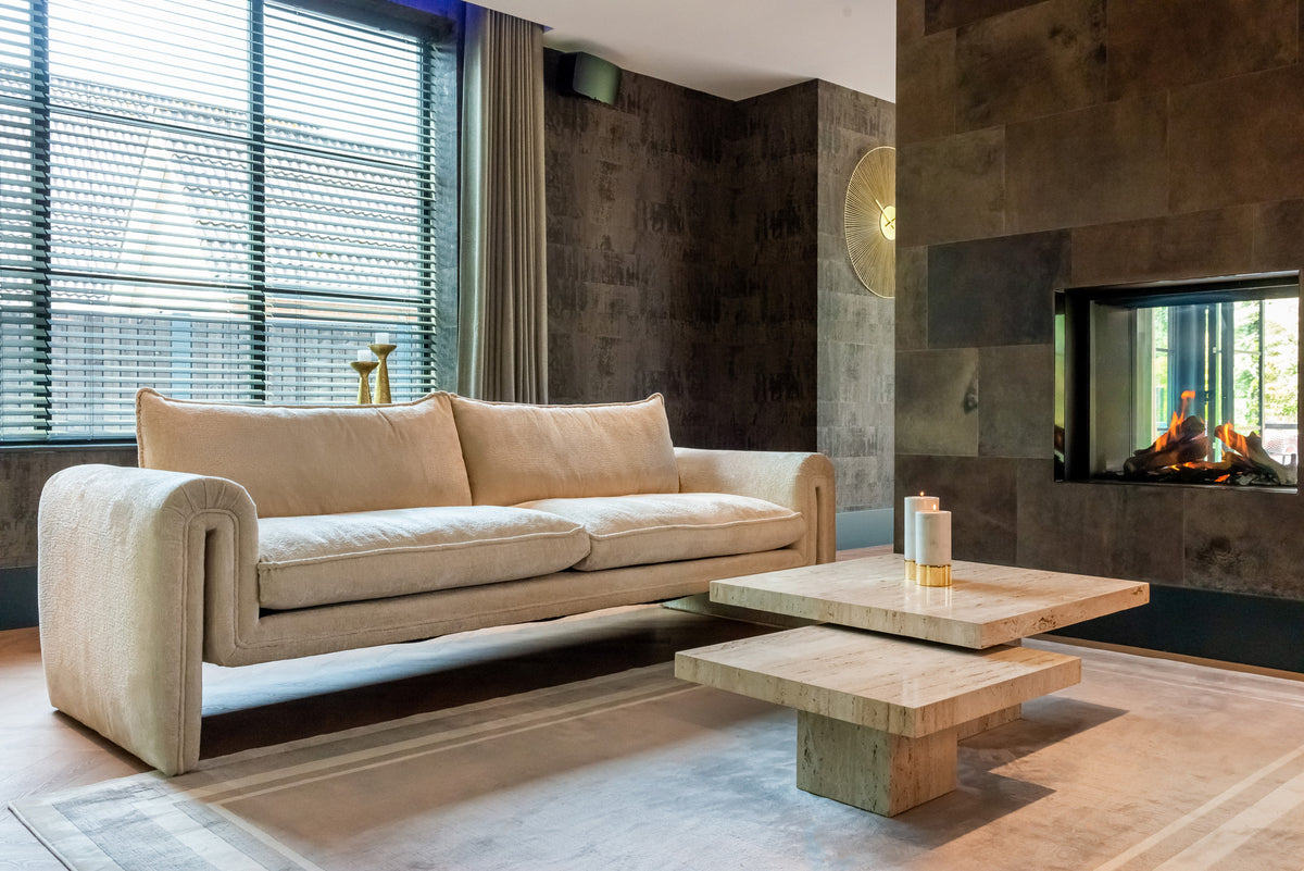 Salontafel La Cantera naturel travertin set van 2, schuin vooraanzicht in een interieur