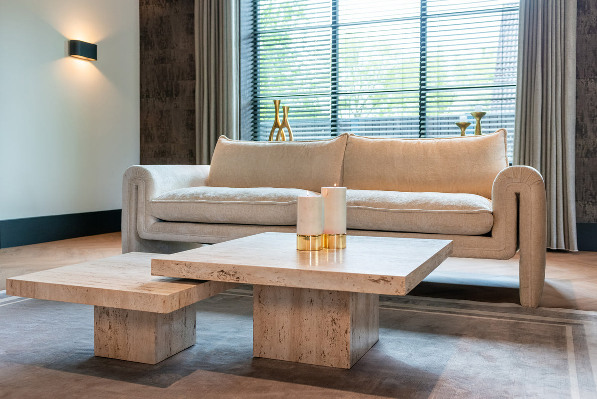 Salontafel La Cantera naturel travertin set van 2, schuin vooraanzicht in een interieur