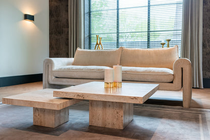 Salontafel La Cantera naturel travertin set van 2, schuin vooraanzicht in een interieur