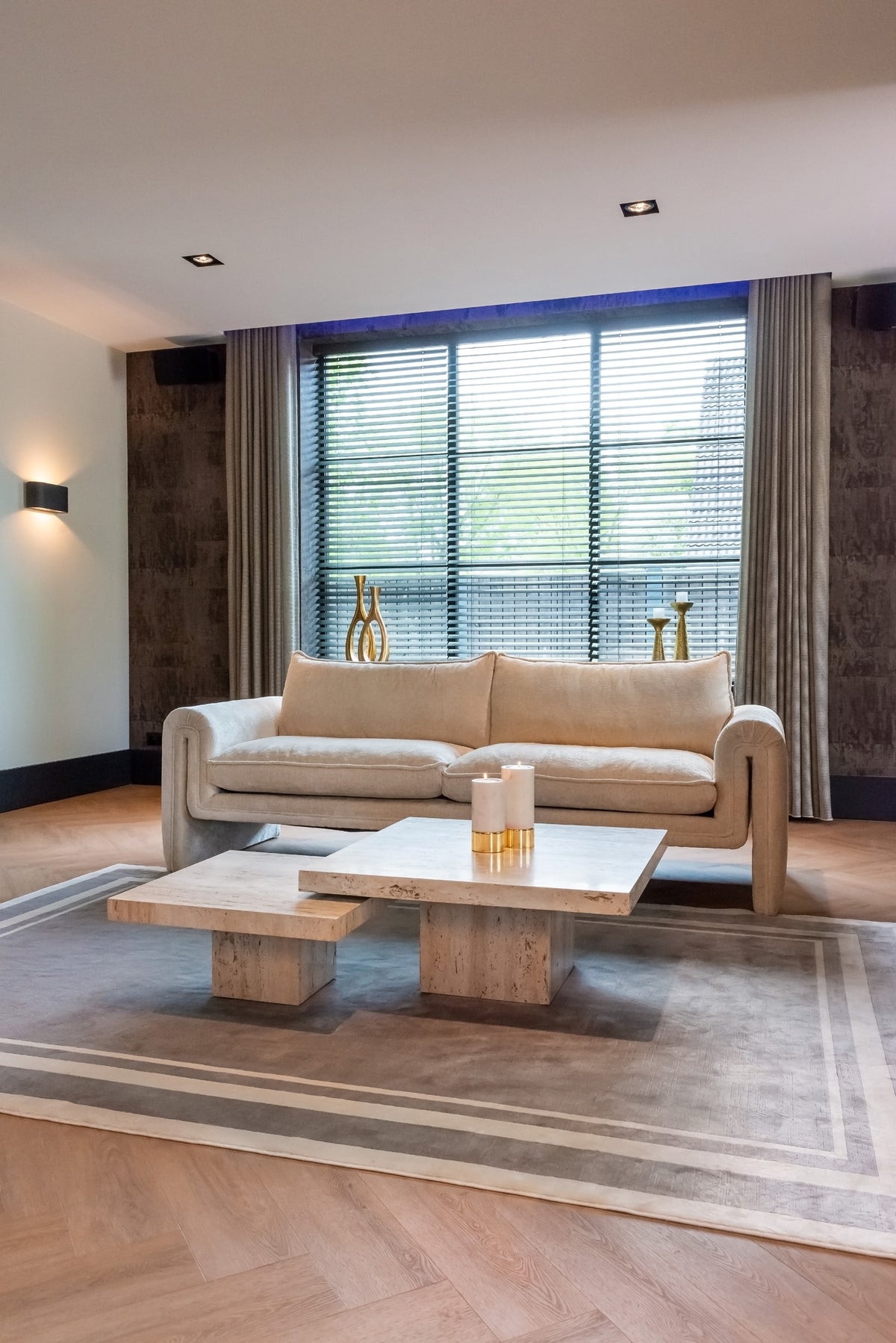 Salontafel La Cantera naturel travertin set van 2, schuin vooraanzicht in een interieur