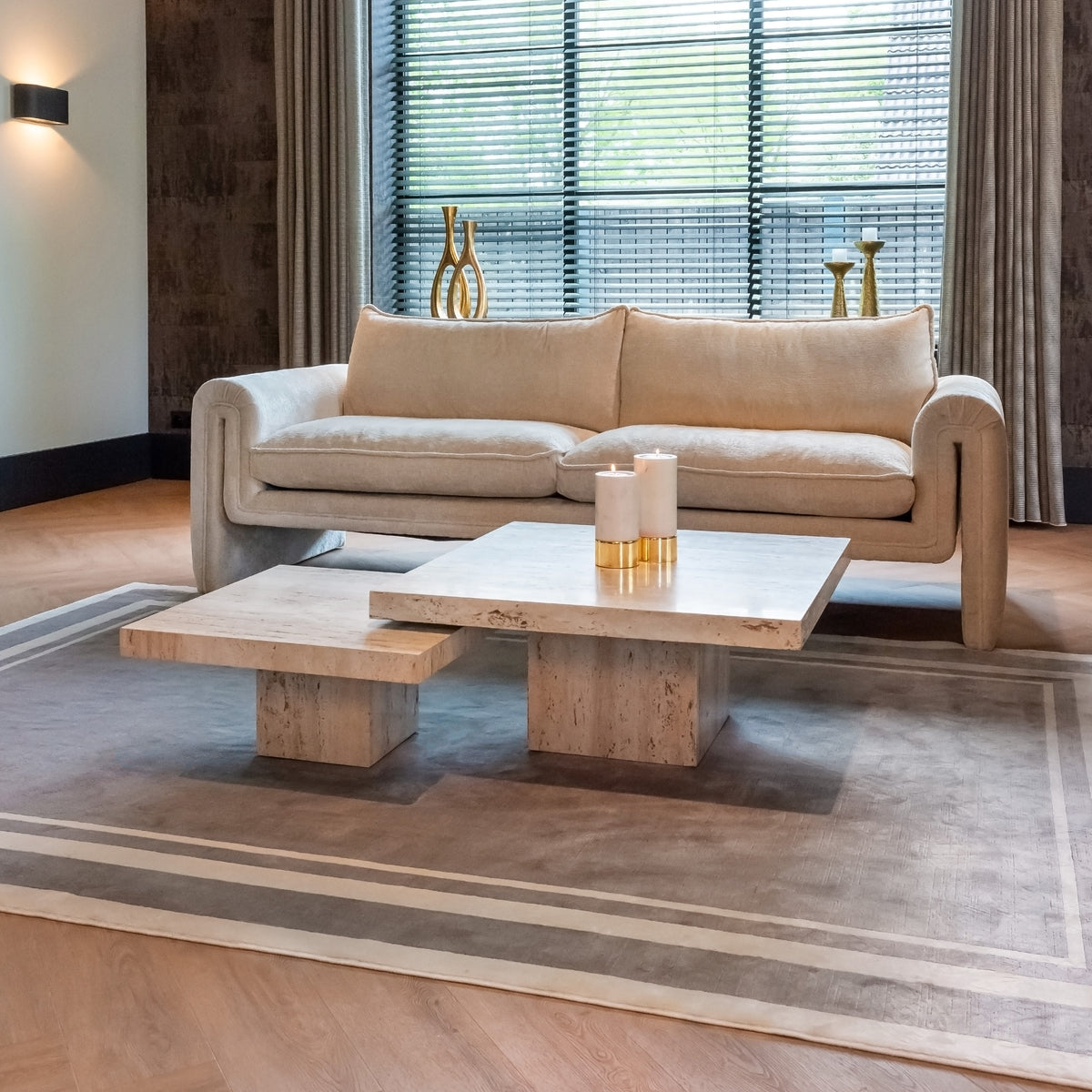 Salontafel La Cantera naturel travertin set van 2, schuin vooraanzicht in een interieur