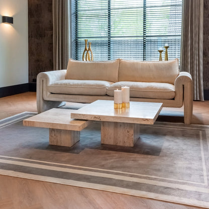 Salontafel La Cantera naturel travertin set van 2, schuin vooraanzicht in een interieur