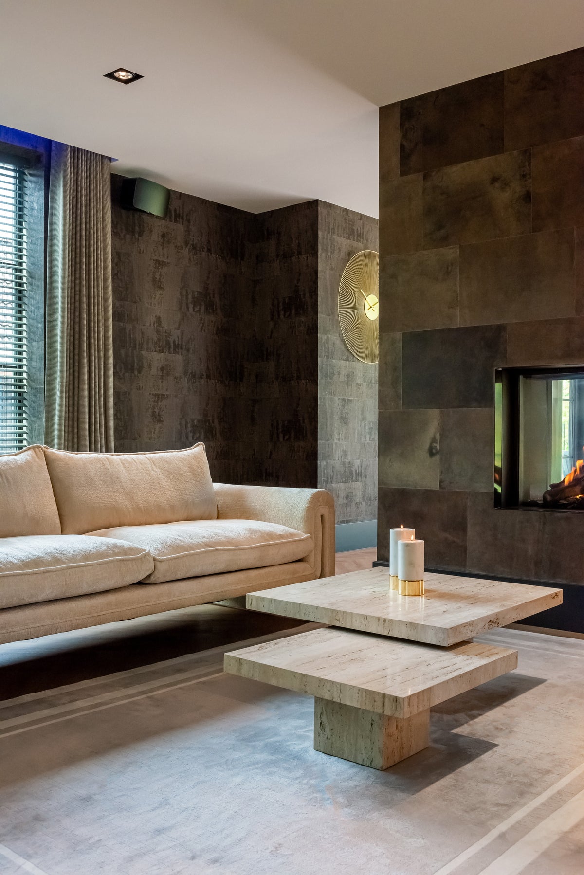 Salontafel La Cantera naturel travertin set van 2, schuin vooraanzicht in een interieur