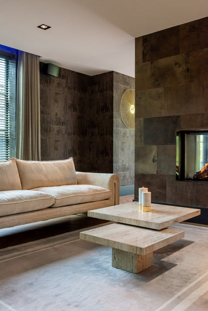 Salontafel La Cantera naturel travertin set van 2, schuin vooraanzicht in een interieur