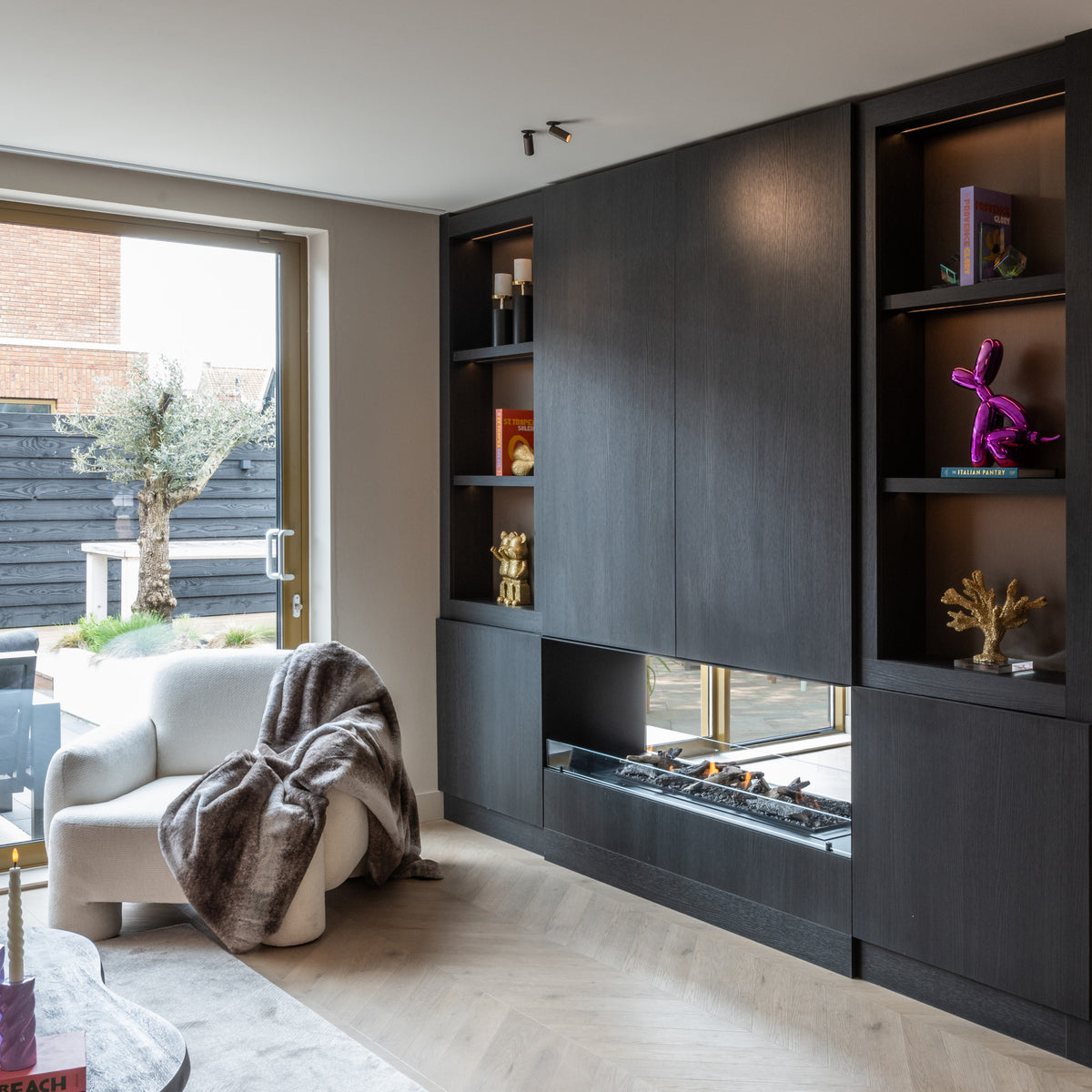 Weave Bear goud in een interieur