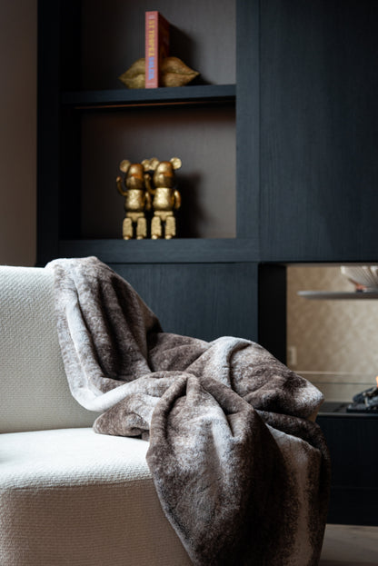 Weave Bear goud in een interieur