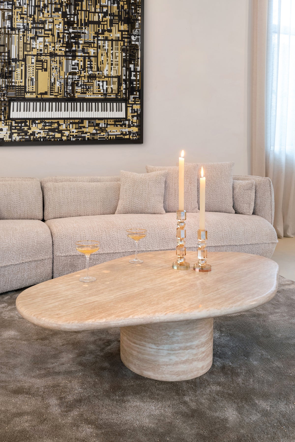 Salontafel Fictus beige metaal, schuin vooraanzicht in een interieur