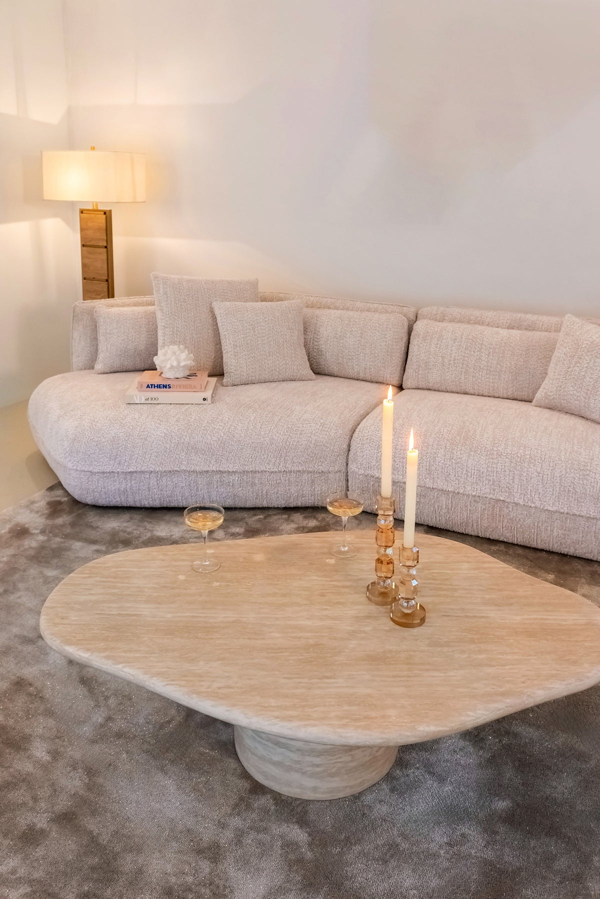 Salontafel Fictus beige metaal, schuin vooraanzicht in een interieur