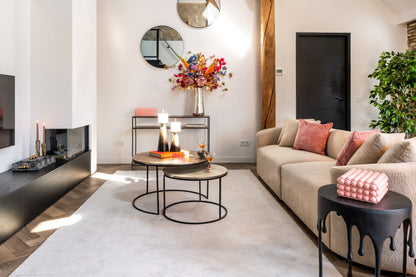 Salontafel Asher Set champagne goud aluminium, vooraanzicht in een interieur