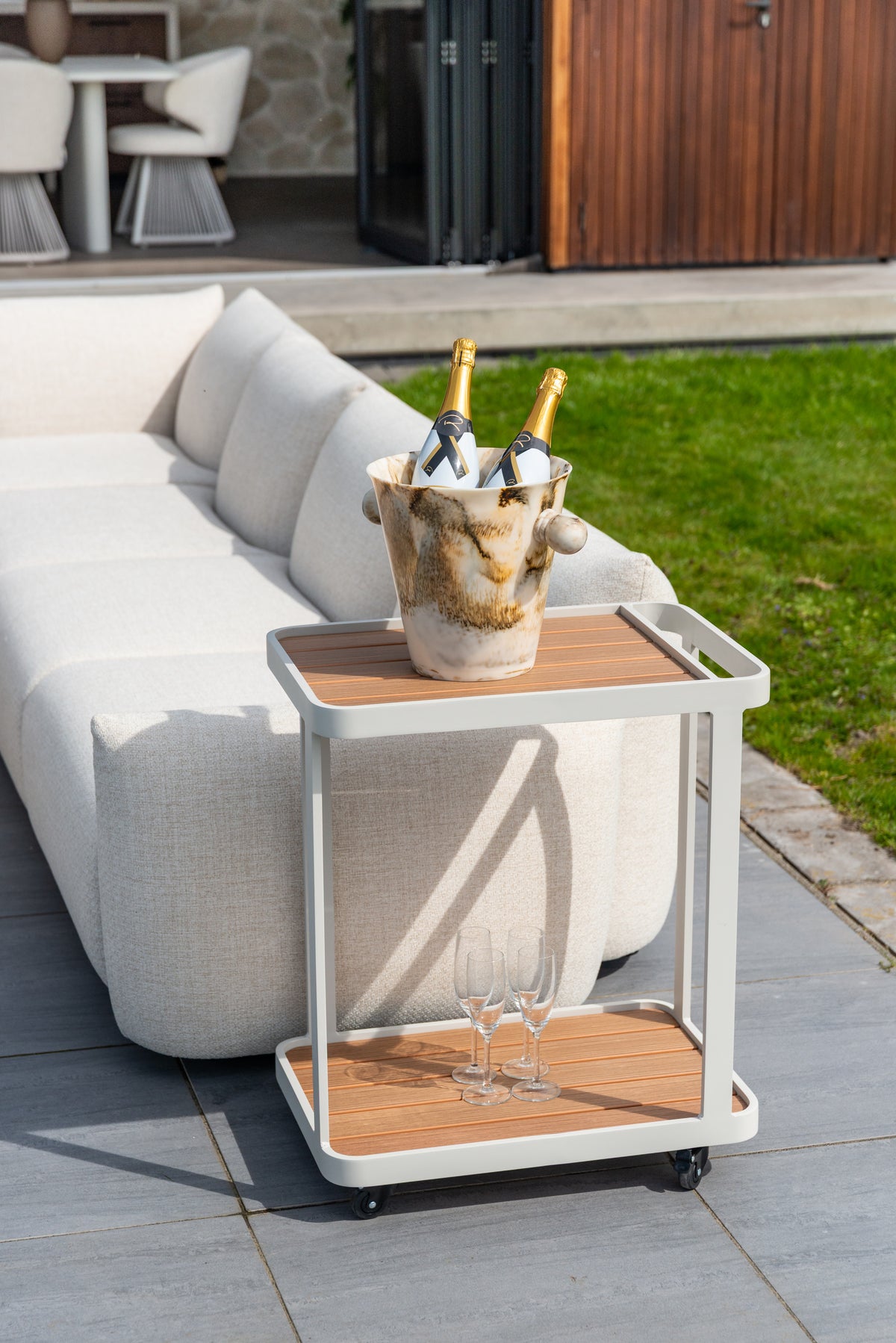 Tuin Spritz beige aluminium, schuin vooraanzicht in een interieur