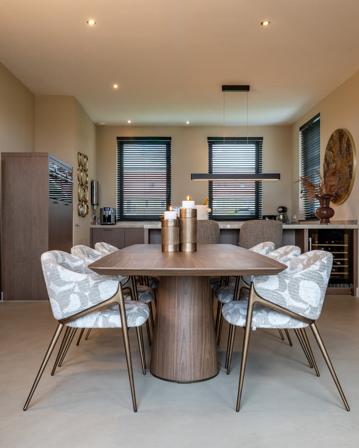 Eettafel Windsor walnoot mdf 230 cm in een interieur