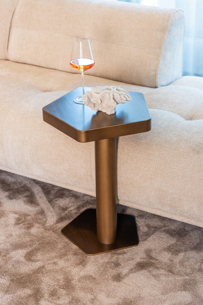 Bijzettafel Hexa goud ijzer, schuin vooraanzicht in een interieur