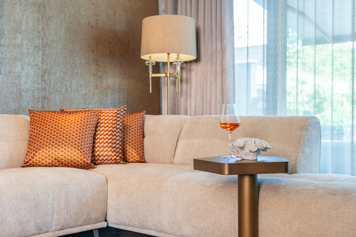 Bijzettafel Hexa goud ijzer in een interieur