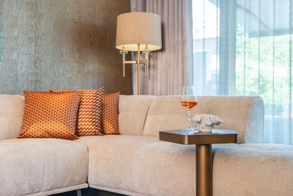 Bijzettafel Hexa goud ijzer in een interieur