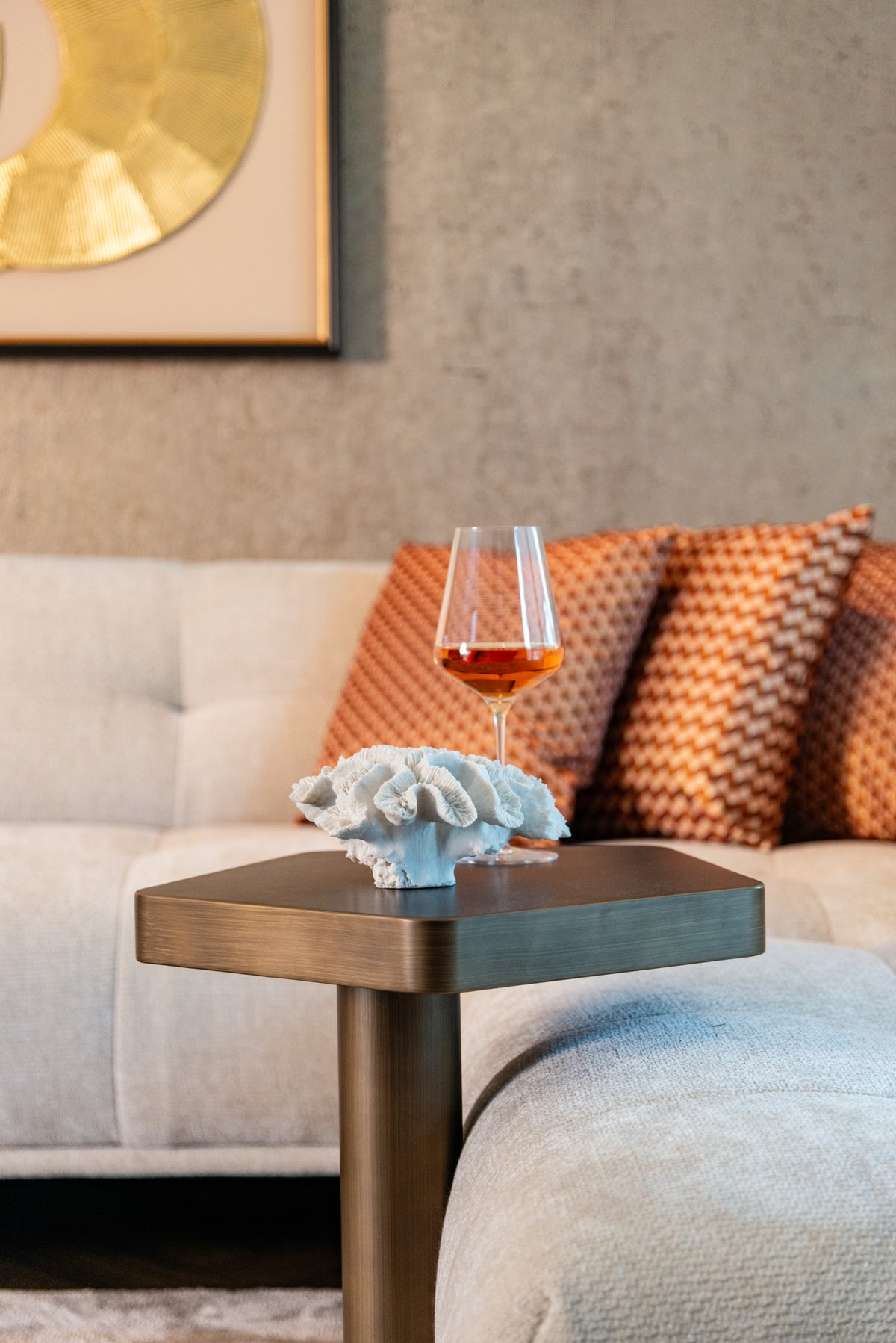 Bijzettafel Hexa goud ijzer in een interieur