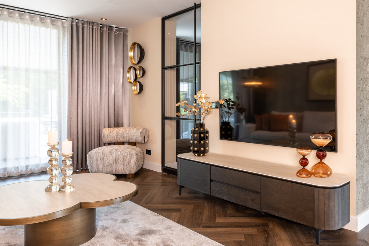 TV-meubel Ritz bruin eiken fineer, schuin vooraanzicht in een interieur