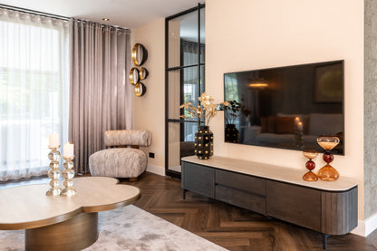 TV-meubel Ritz bruin eiken fineer, schuin vooraanzicht in een interieur