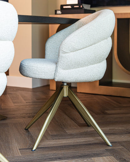 Eetkamerstoel Zendaya beige stof, zijaanzicht in een interieur