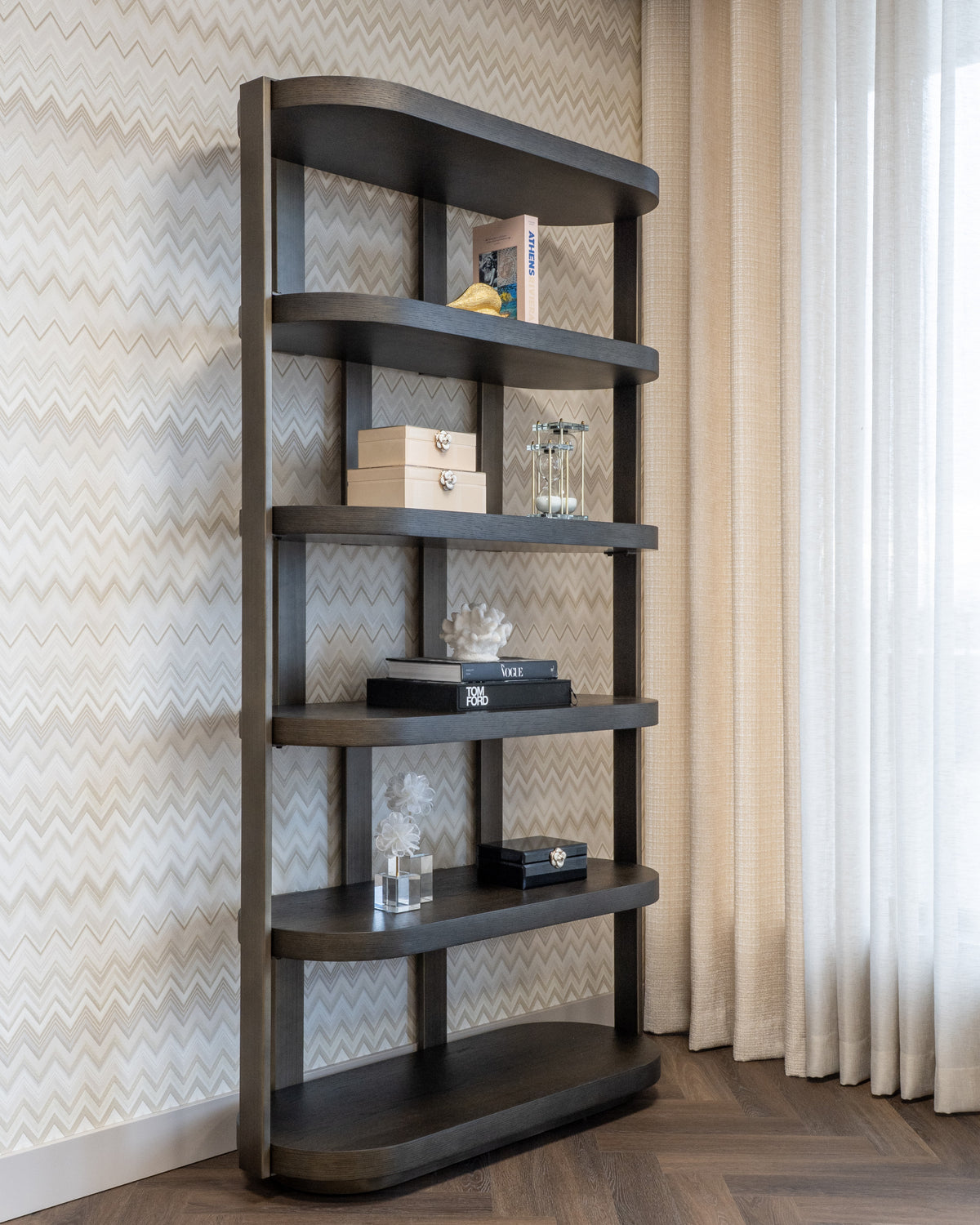 Vitrinekast Ellington bruin mdf, schuin vooraanzicht in een interieur