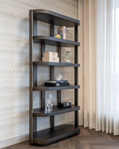 Vitrinekast Ellington bruin mdf, schuin vooraanzicht in een interieur