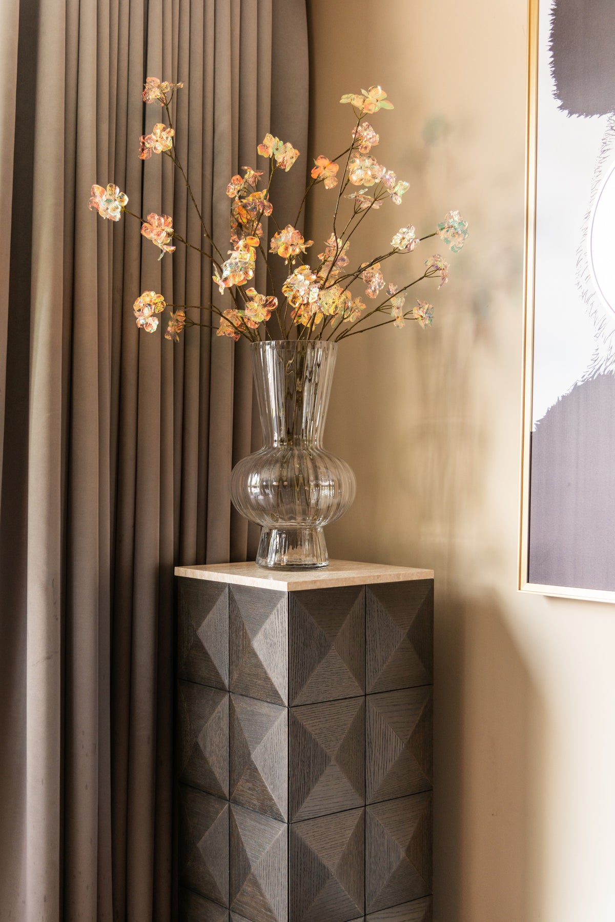 Woonaccessoire Claremont bruin eikenhout in een interieur